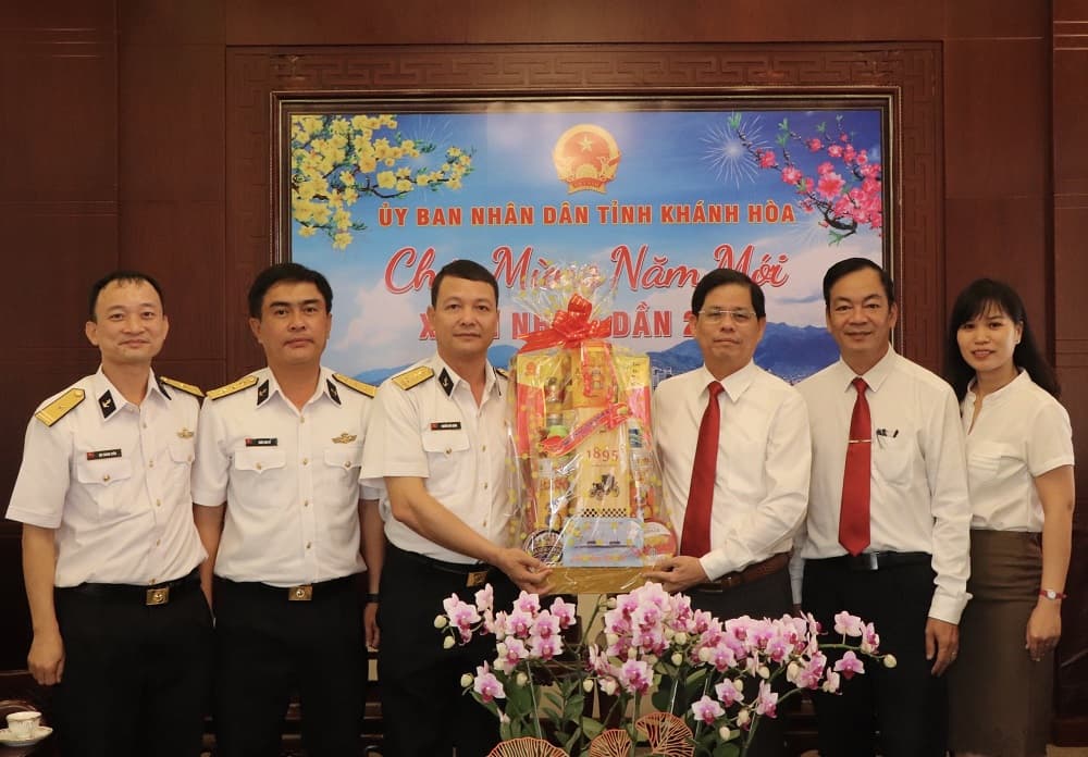 Đoàn cán bộ Lữ đoàn 189 thăm, chúc tết tỉnh Khánh Hoà