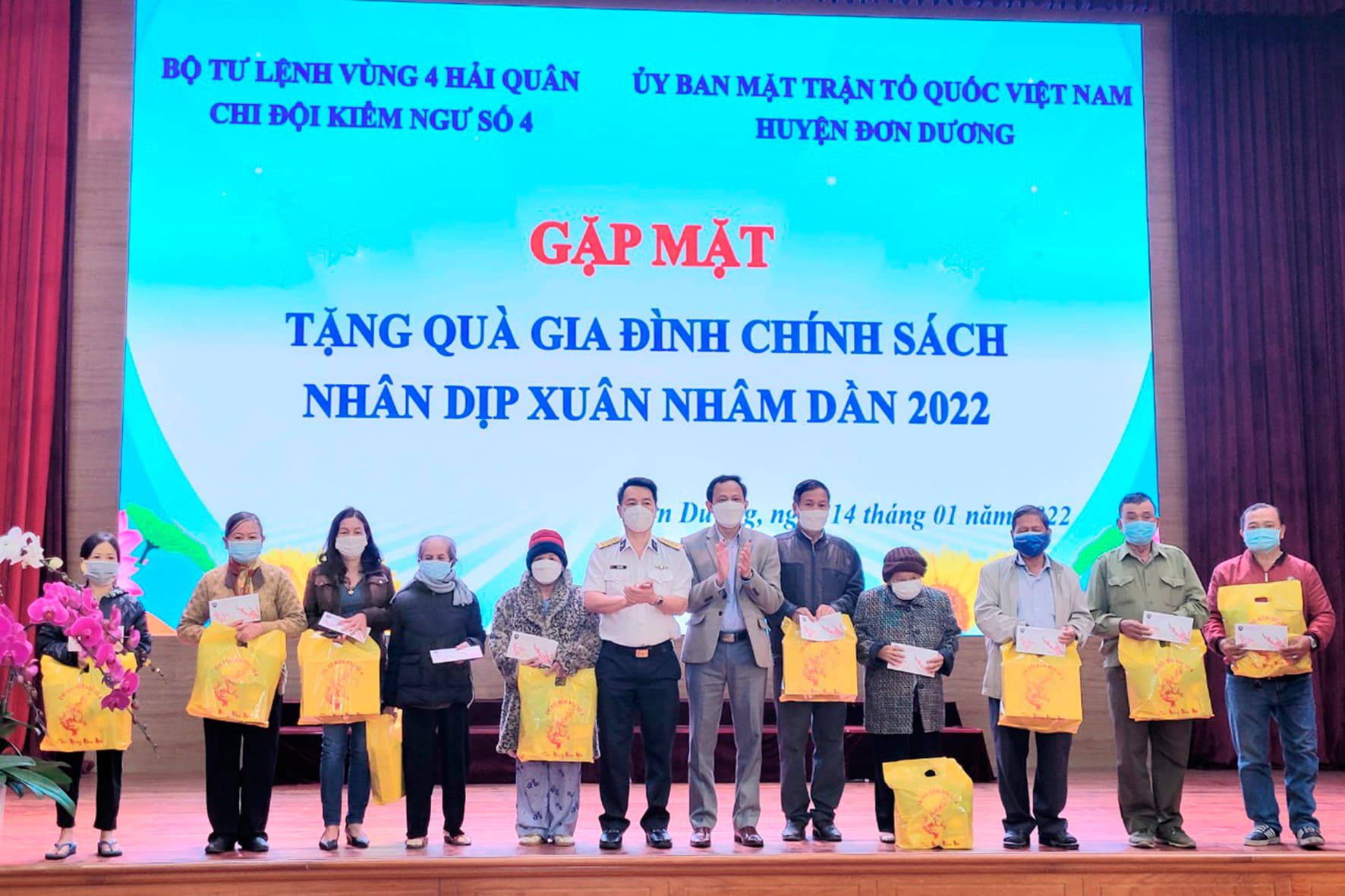 Vùng 4 Hải quân và Chi đội Kiểm ngư số 4: Thăm, chúc tết gia đình chính sách tại Lâm Đồng