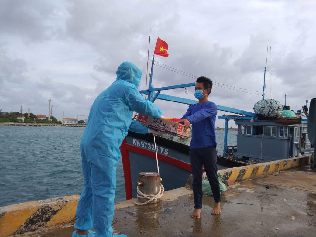 Kịp thời khắc phục sự cố của tàu cá KH 97326 TS