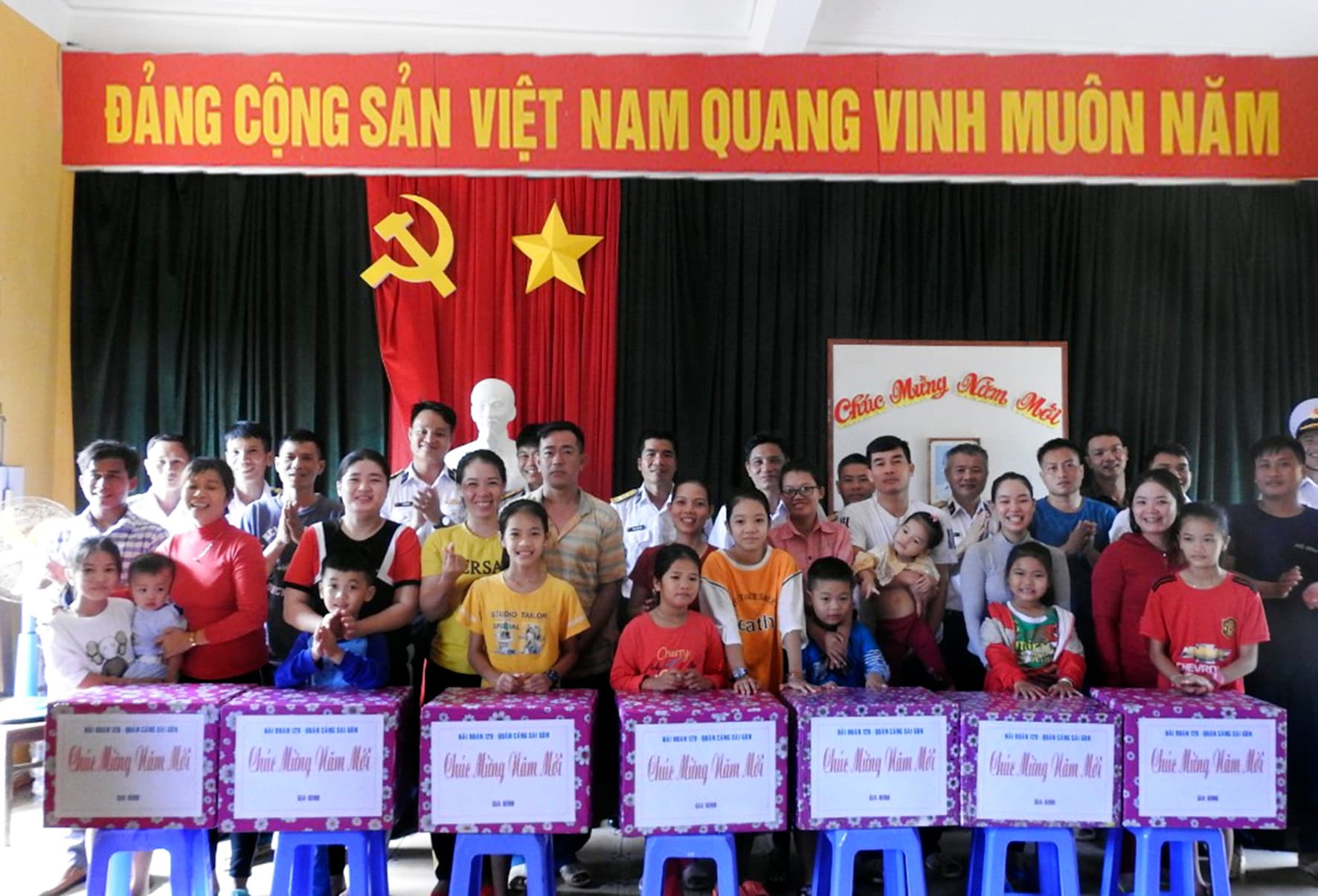 Quà Tết đến với quân dân Trường Sa