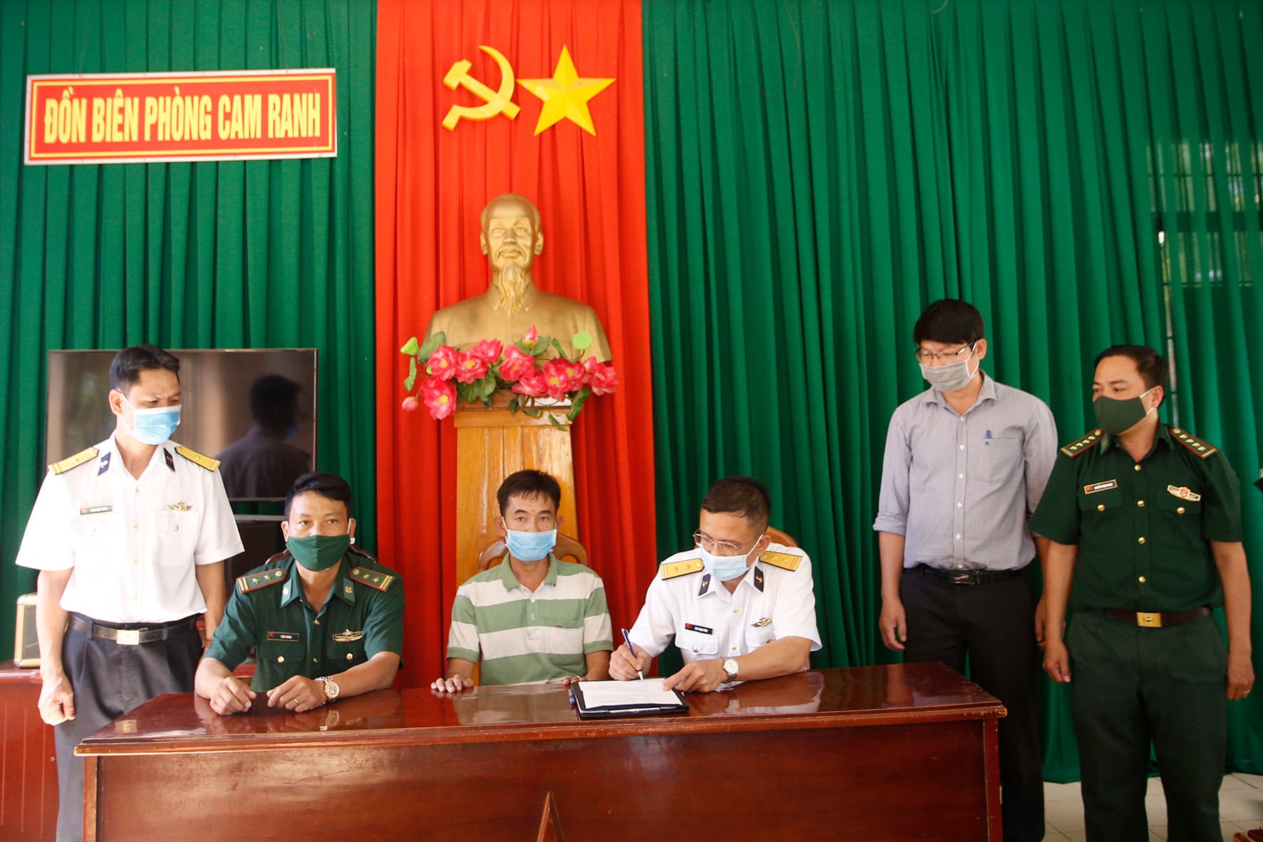 Tàu 785 cứu 2 ngư dân Khánh Hòa bị nạn trên biển