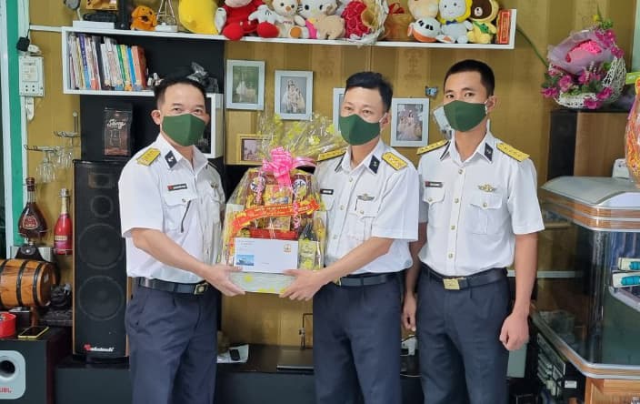 Lữ đoàn 955 chúc tết gia đình cán bộ, chiến sĩ có hoàn cảnh khó khăn