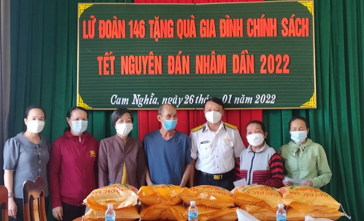 Lữ đoàn 146: Tặng quà tết các gia đình chính sách có hoàn cảnh đặc biệt khó khăn