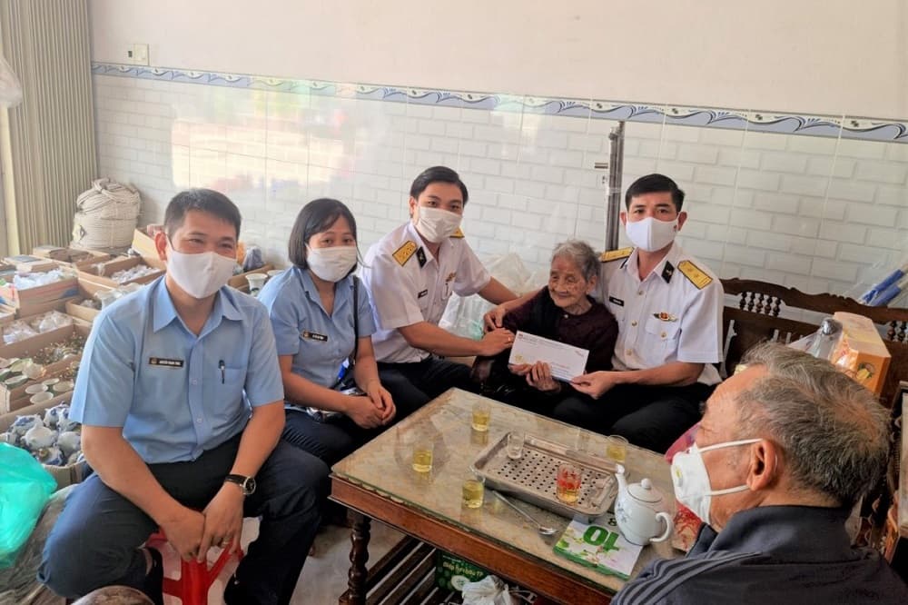 Công ty Cổ phần Tân cảng miền Trung thăm, chúc tết, chúc thọ Mẹ Việt Nam anh hùng