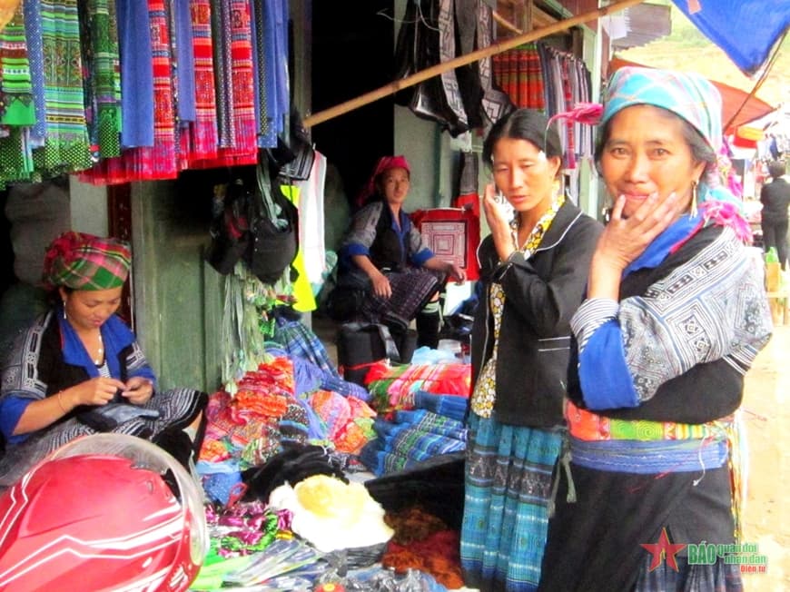 Dặt dìu phiên chợ ngày xuân