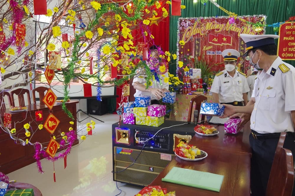 Trung tâm huấn luyện Vùng 4 thi trang trí phòng đón xuân