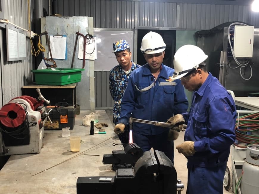 Kịp thời giúp tàu cá QNg 96435 TS khắc phục sự cố