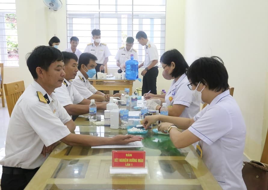 Bệnh viện Nội tiết Trung ương khám và tư vấn sức khỏe tại Lữ đoàn 146