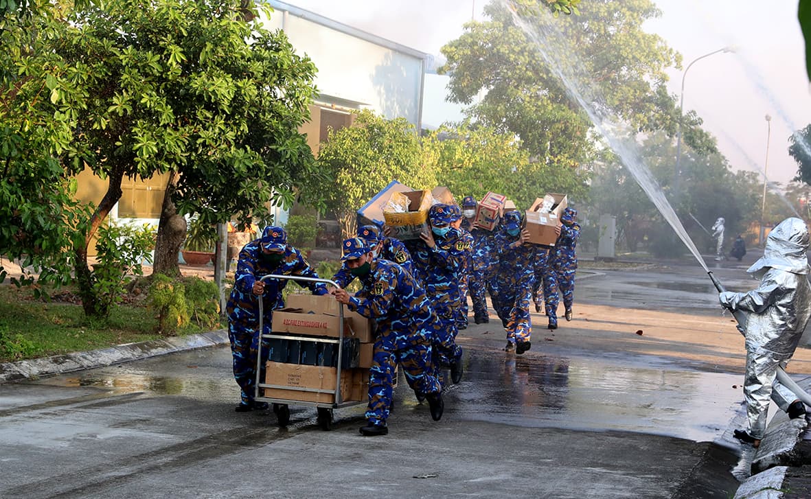 Nhà máy X56 diễn tập chống cháy nổ