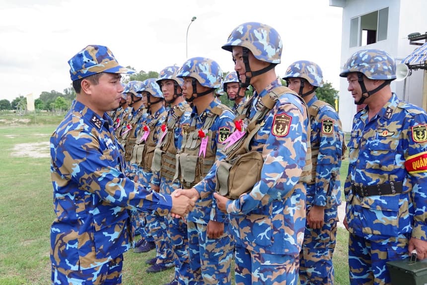 Vùng 4 kiểm tra công tác huấn luyện bắn súng tại Lữ đoàn 101