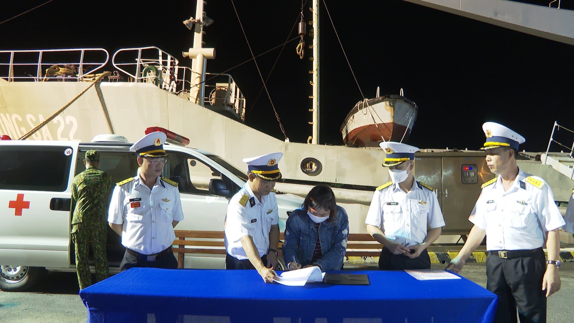 Tàu Trường Sa 18 đưa ngư dân bị nạn vào bờ