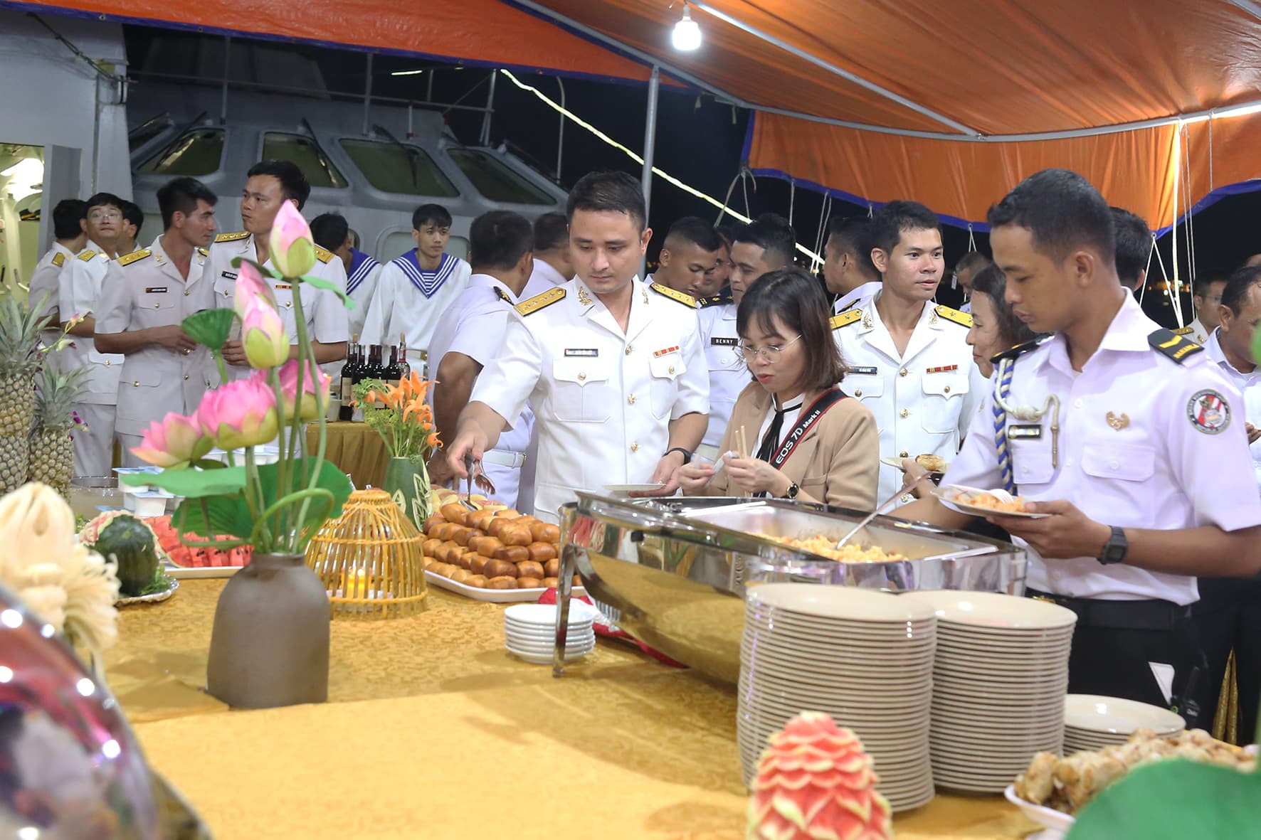 Luyện tập chung Hải quân Nhân dân Việt Nam – Hải quân Indonesia (CODEX 22B-I). Bài cuối: Giao lưu gắn kết tình hữu nghị