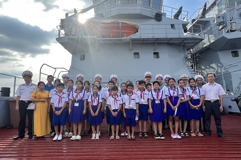 Trường Tiểu học xã Hàng Vịnh tham quan, học tập truyền thống tại Hải đội 516