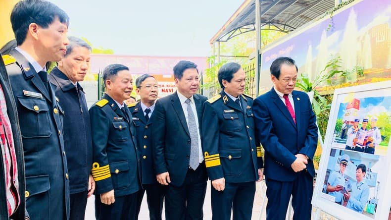 Trưng bày ảnh “Hướng về biển đảo quê hương - Trường Sa, Nhà giàn DK1”