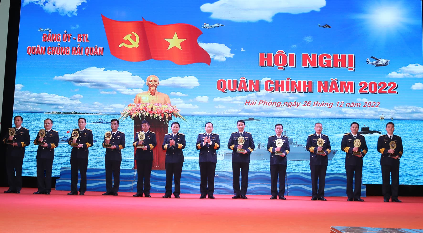 Tư lệnh Hải quân tặng danh hiệu tiêu biểu xuất sắc nhất Quân chủng cho 17 tập thể và 36 cá nhân