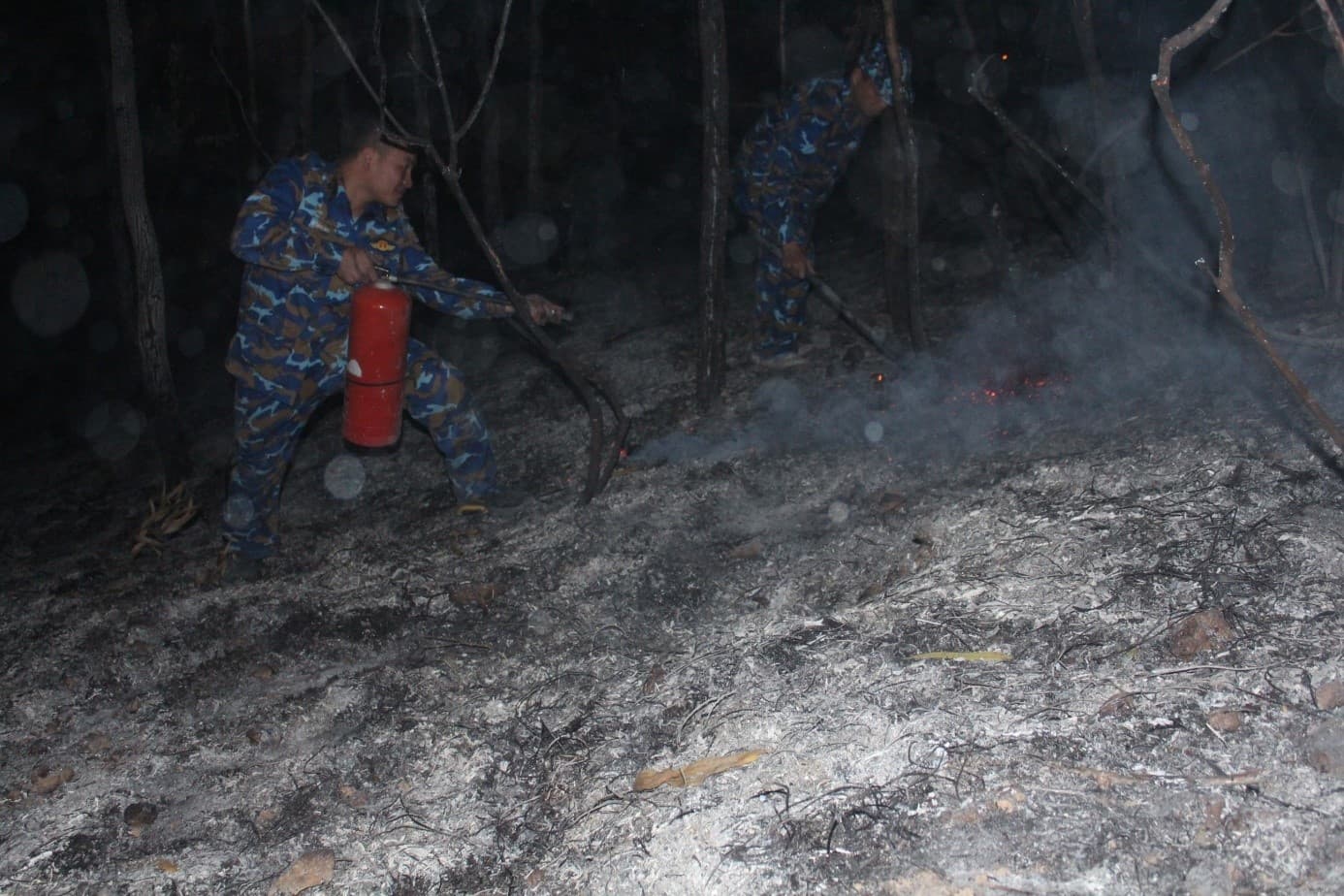 Cán bộ, chiến sĩ Kho 703 tham gia chữa cháy rừng