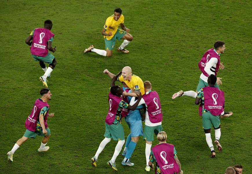 Ba quả pháo thăng thiên phóng vào bầu trời World Cup