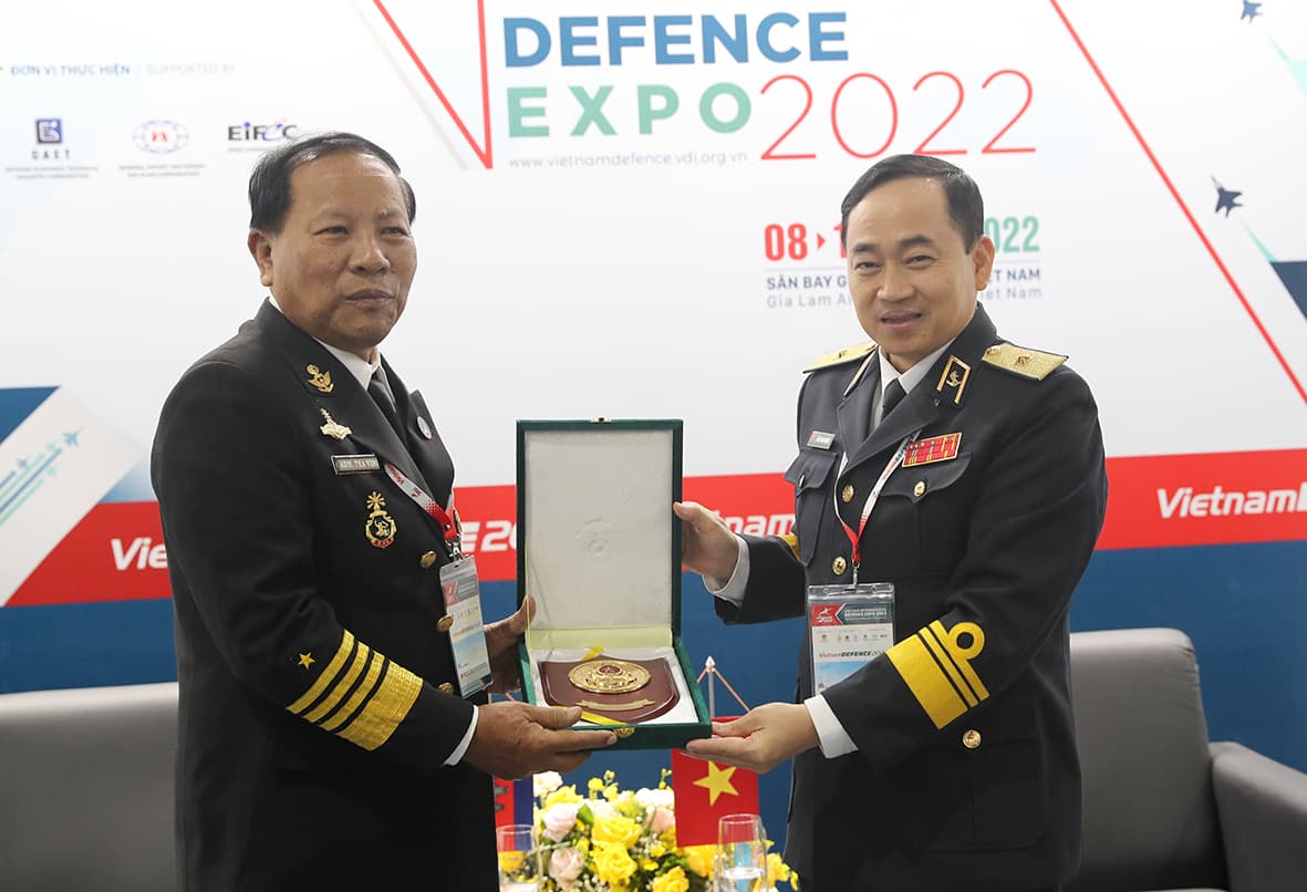 Tư lệnh Hải quân tiếp Đại sứ Hoa Kỳ tại Việt Nam và Phó Tổng Tư lệnh Quân đội Hoàng gia Cam-pu-chia