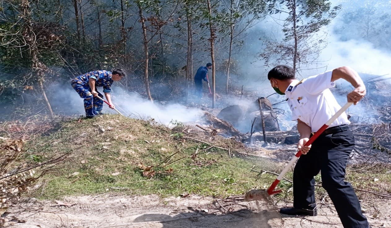 100 cán bộ, chiến sĩ Trung tâm Bảo đảm kỹ thuật Vùng 3 giúp dân chữa cháy rừng
