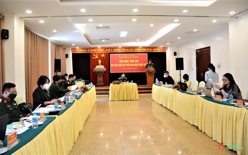 Quân nhân đăng ký sơ tuyển tại ban tuyển sinh quân sự cấp trung đoàn