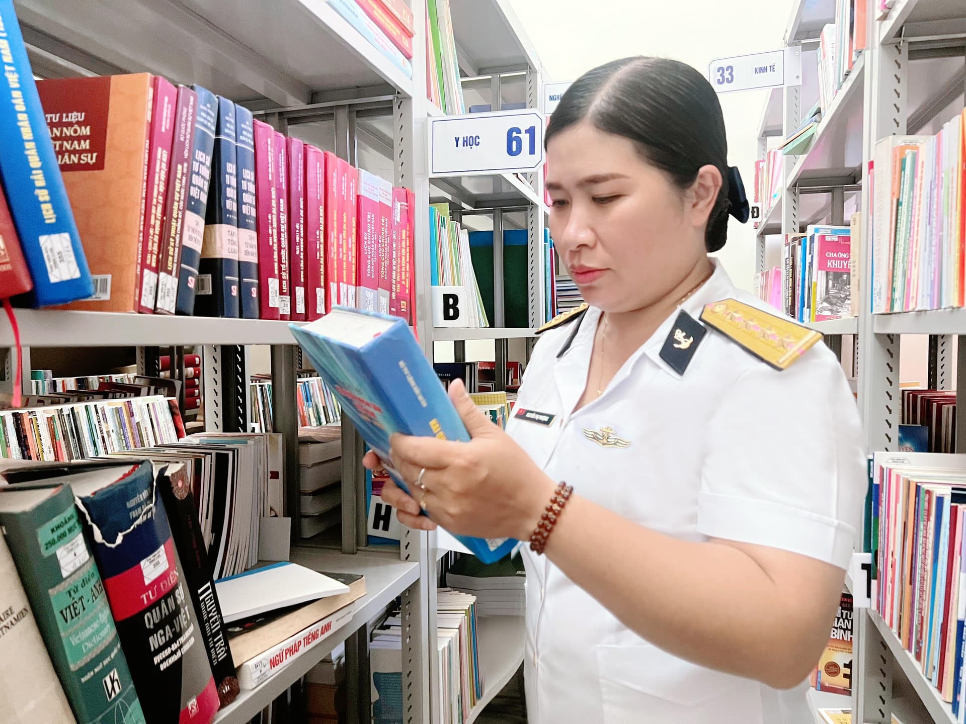 Người mang tình yêu đọc sách đến với bộ đội