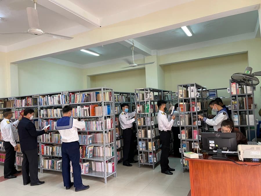 Vùng 1 tổ chức cho bộ đội đọc sách ngày thứ 7