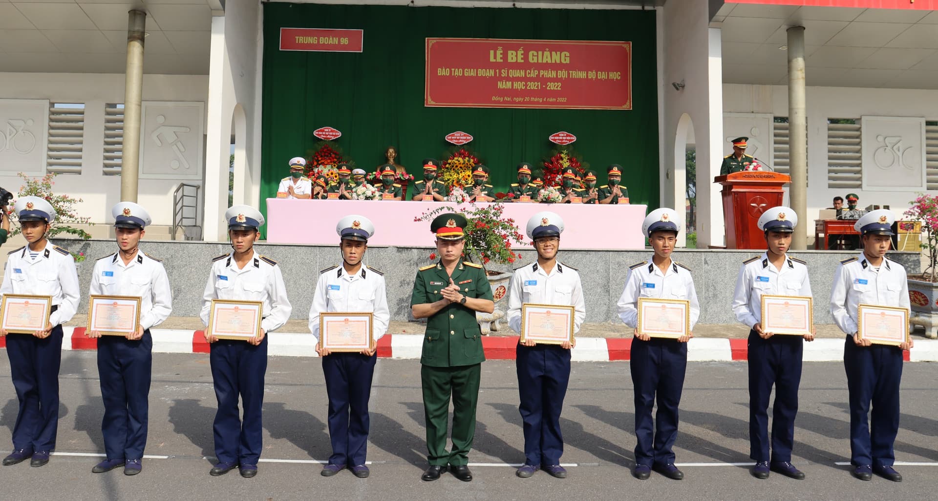 Gần 400 học viên bế giảng đạo tạo sĩ quan giai đoạn 1