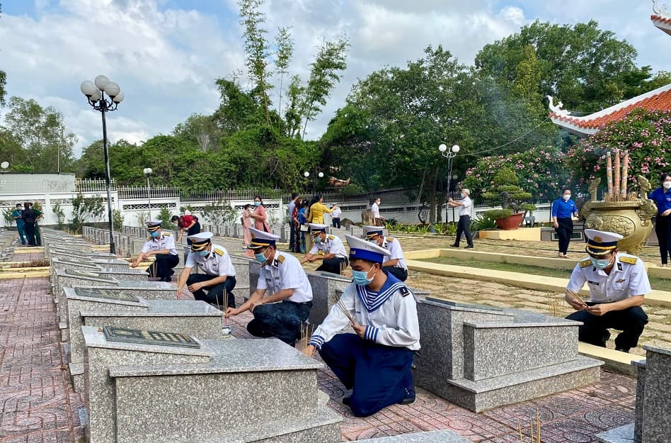 Đoàn cán bộ, chiến sĩ Vùng 2 viếng Đền thờ liệt sĩ Long Sơn