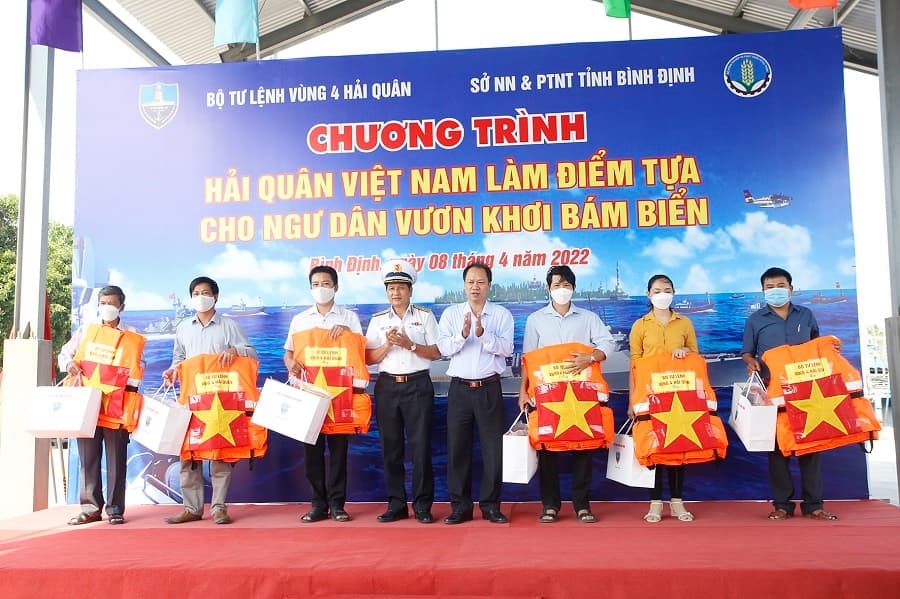 Vùng 4: Thực hiện Chương trình “Hải quân Việt Nam làm điểm tựa cho ngư dân vươn khơi, bám biển” tại Bình Định