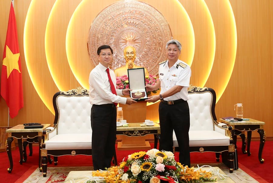 Thủ trưởng Bộ Tư lệnh Hải quân tiếp Đại sứ Việt Nam tại Ấn Độ