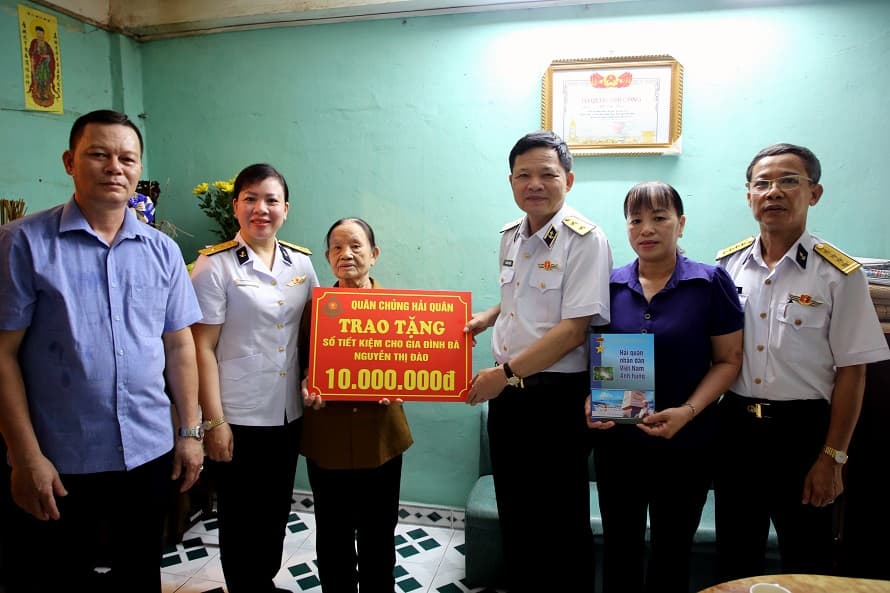 Chính ủy Hải quân thăm, tặng quà gia đình chính sách
