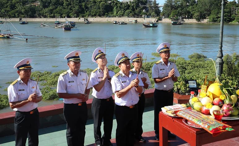 Tư lệnh Hải quân dâng hương tưởng niệm các anh hùng, liệt sĩ Đoàn tàu Không số