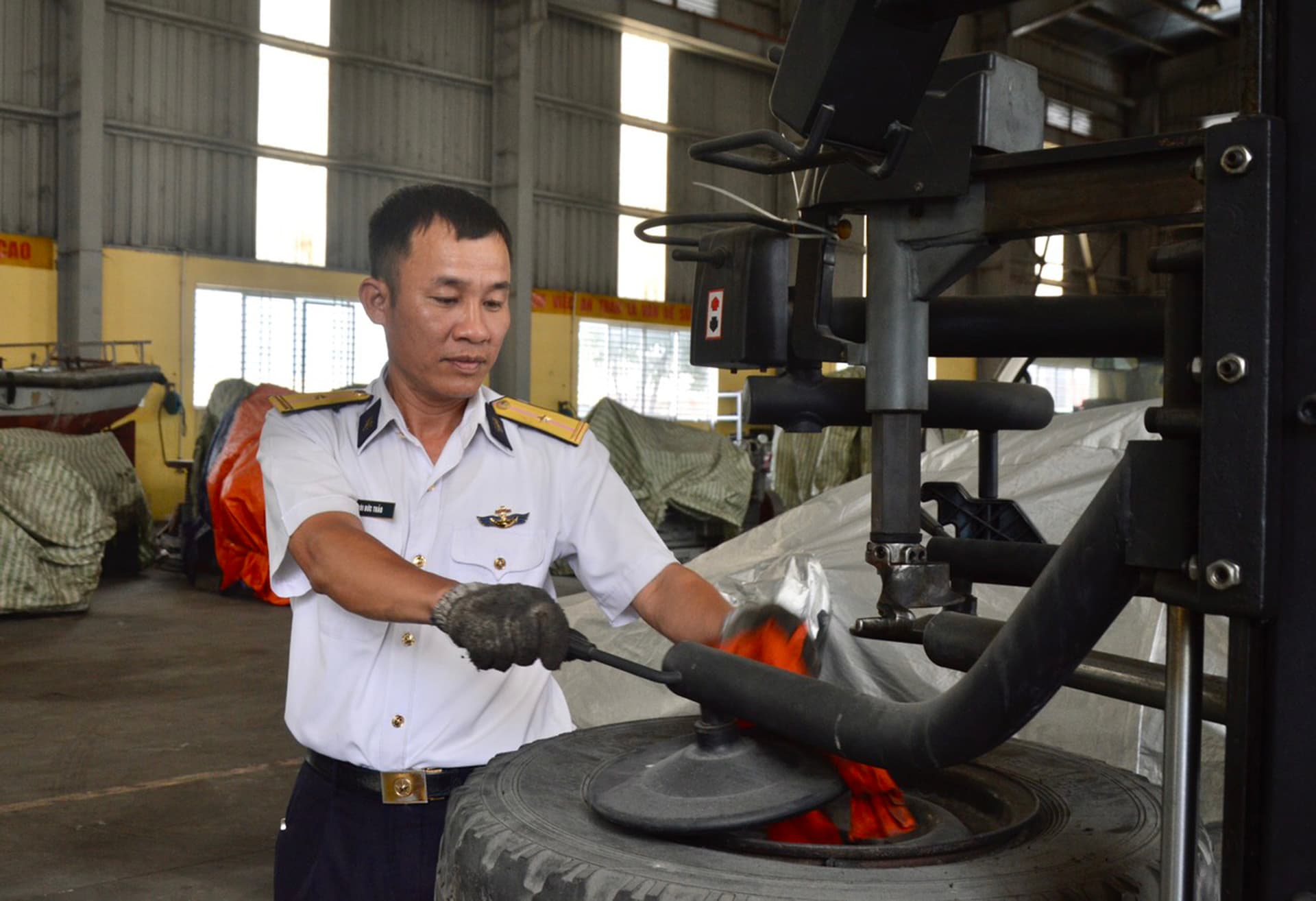 Thợ sửa chữa tận tâm với công việc