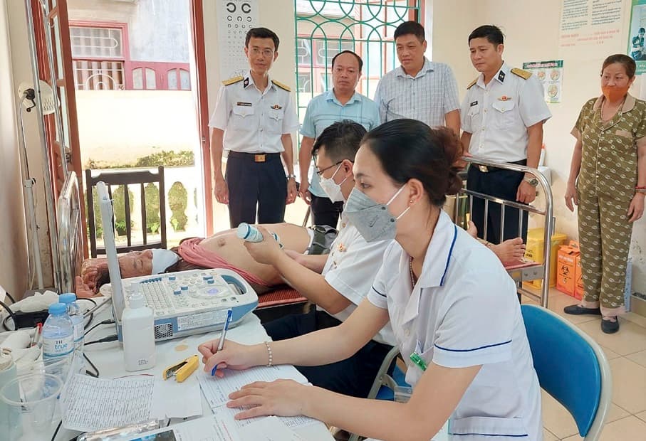 Viện Y học Hải quân khám bệnh, cấp thuốc miễn phí tại quận Dương Kinh