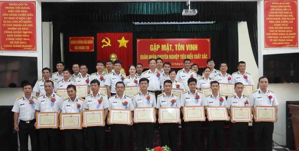 Hải đoàn 129 gặp mặt, tuyên dương 26 QNCN tiêu biểu xuất sắc