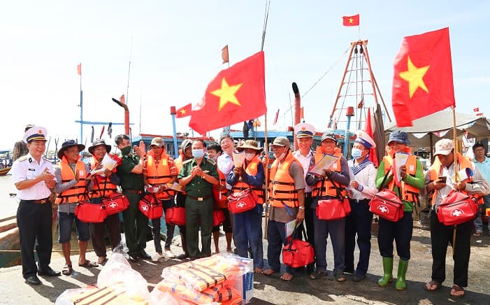 Vùng 2 thực hiện chương trình “Hải quân Việt Nam làm điểm tựa cho ngư dân vươn khơi, bám biển” tại tỉnh Bình Thuận