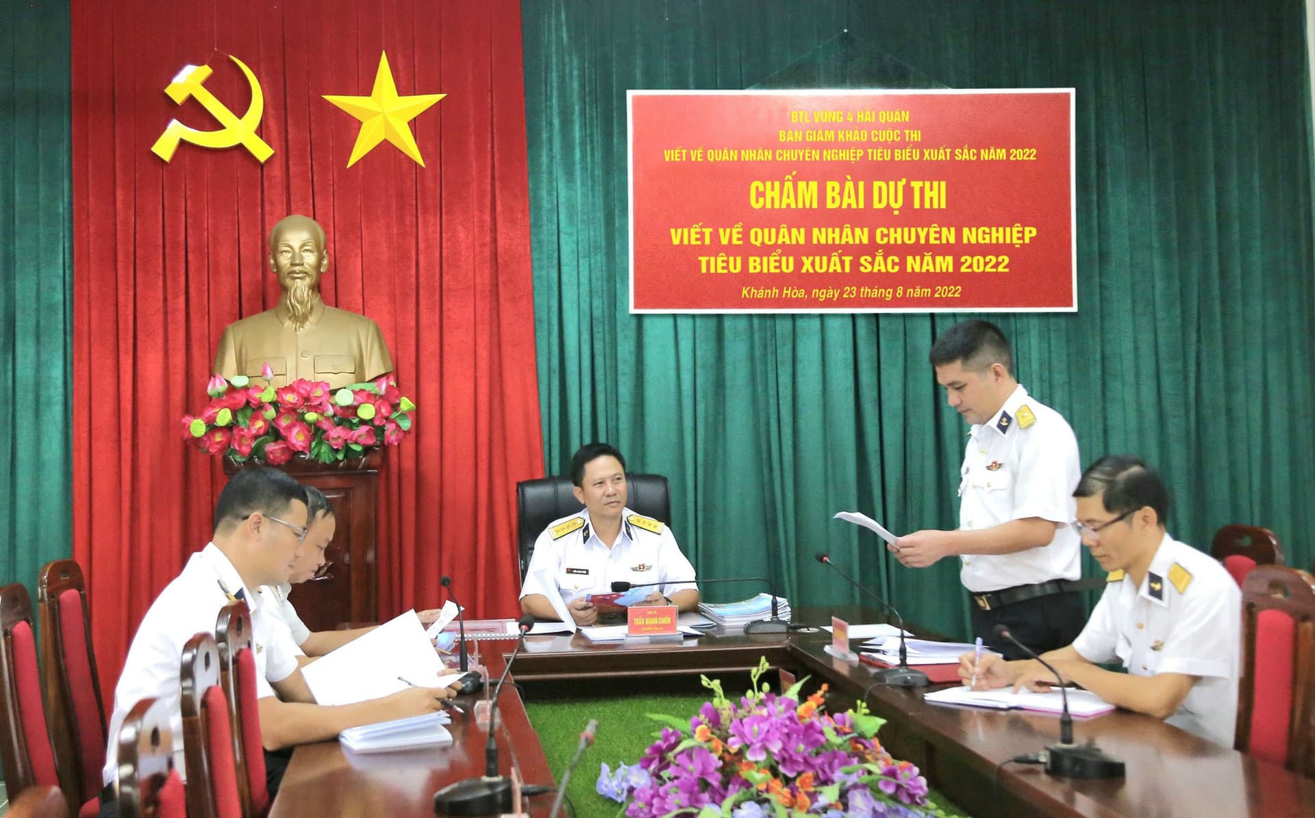 Vùng 4 chấm bài dự thi viết về QNCN tiêu biểu xuất sắc năm 2022