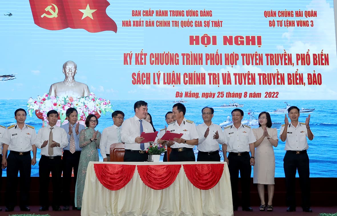 Ký kết chương trình phối hợp tuyên truyền, phổ biến sách lý luận chính trị và tuyên truyền biển, đảo