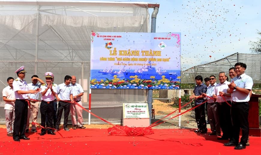 Hiệp hội hoa Đà Lạt tặng Lữ đoàn 162 nhà màng trồng rau sạch