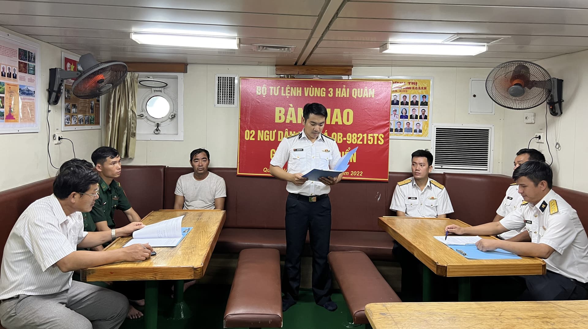 Vùng 3 bàn giao tàu cá Quảng Bình bị nạn trên biển