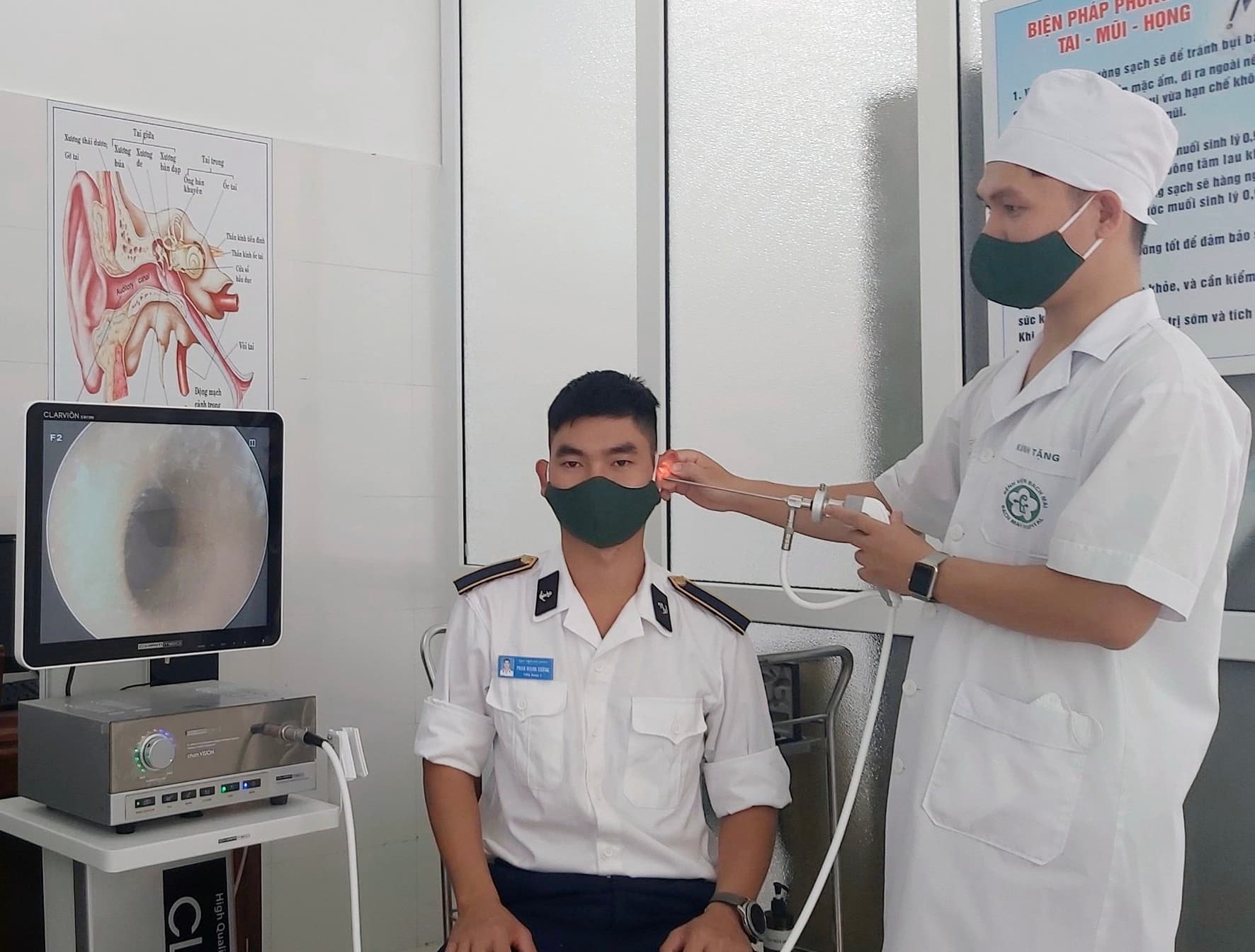 Nhân viên quân y tận tụy với công việc