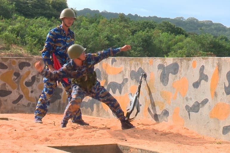 Lữ đoàn 957: Kiểm tra thực hành 3 tiếng nổ đối với chiến sĩ mới