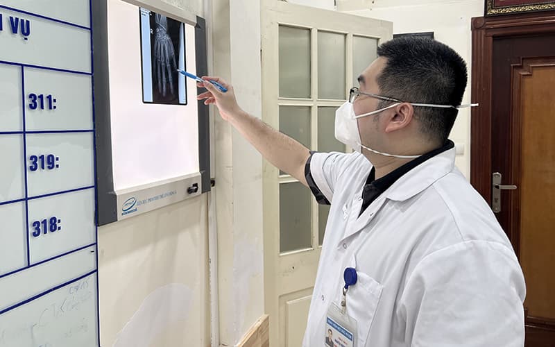 Đừng để sạc điện thoại biến thành “bom nổ chậm”