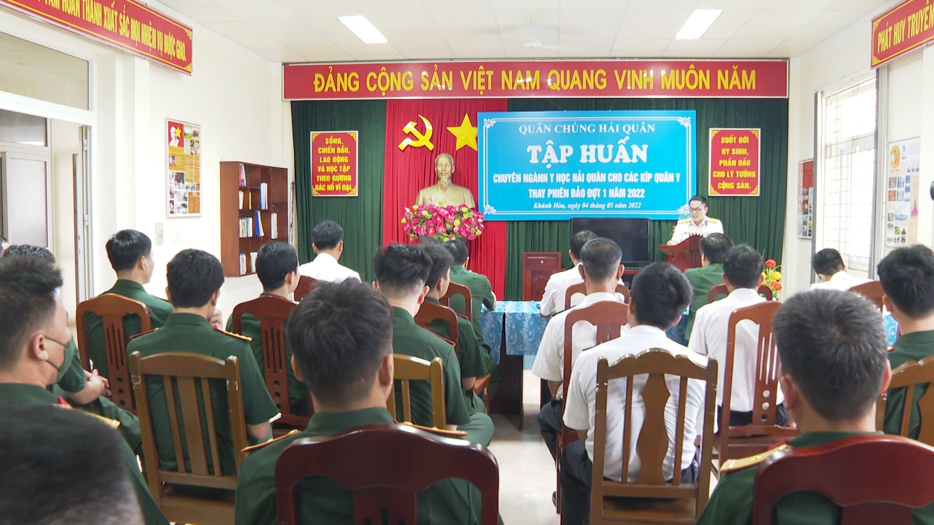 Tập huấn chuyên ngành y học hải quân