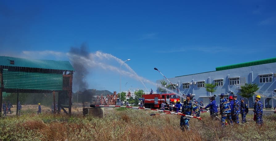 Nhà máy X52 luyện tập phòng, chống cháy nổ dịp lễ 2/9