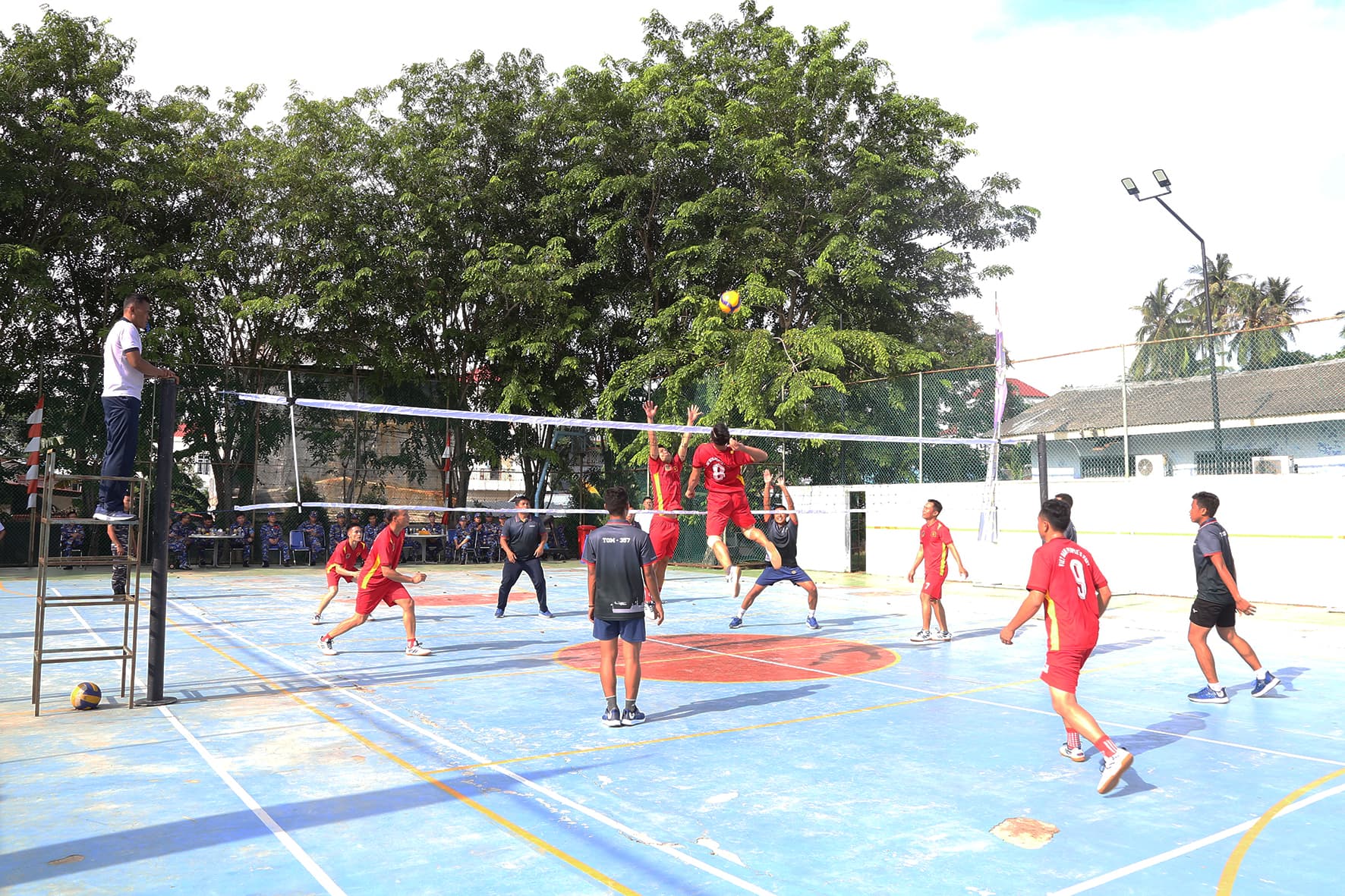 Thủy thủ Tàu 012-Lý Thái Tổ thi đấu giao hữu bóng chuyền với thủy thủ tàu Hải quân Indonesia