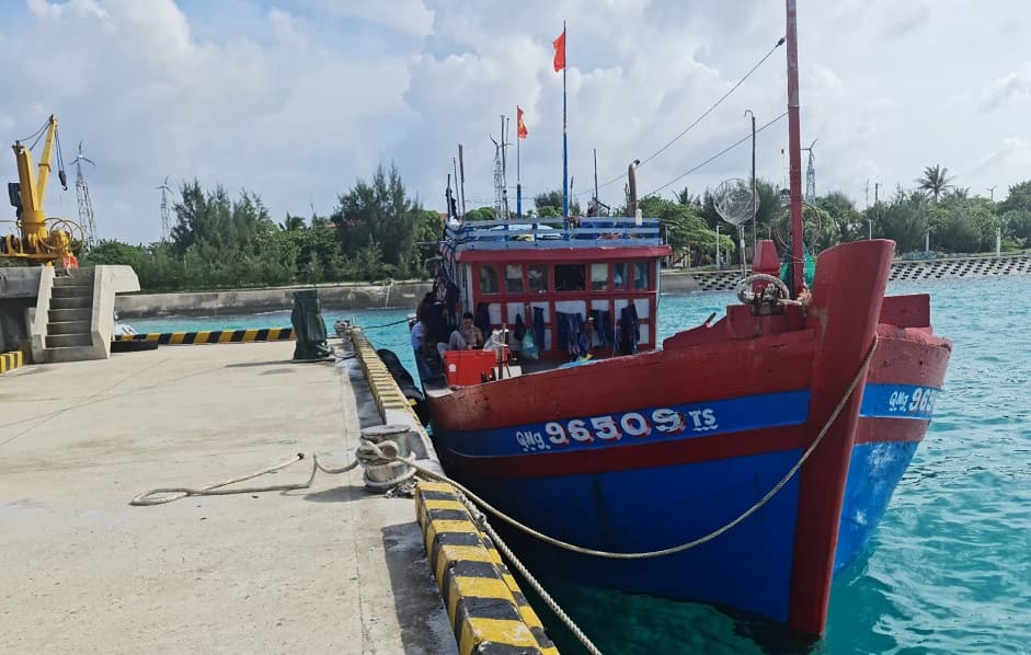 Trung tâm Dịch vụ hậu cần – kỹ thuật đảo Sinh Tồn giúp tàu cá QNg 96509 TS khắc phục sự cố