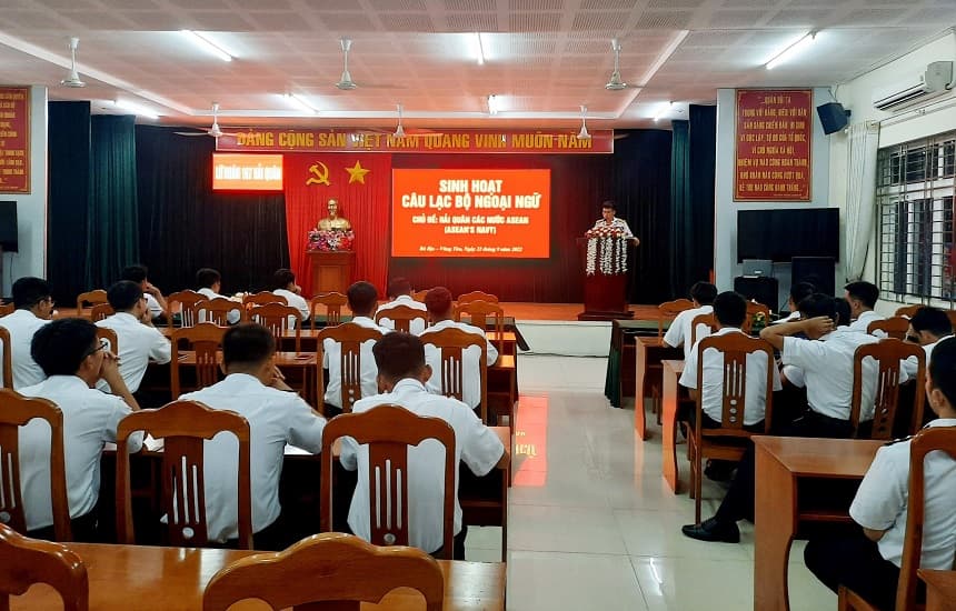 Lữ đoàn 167 sinh hoạt Câu lạc bộ ngoại ngữ tháng 9