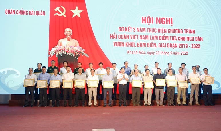 Sơ kết 3 năm thực hiện Chương trình: Hải quân Việt Nam làm điểm tựa cho ngư dân vươn khơi, bám biển