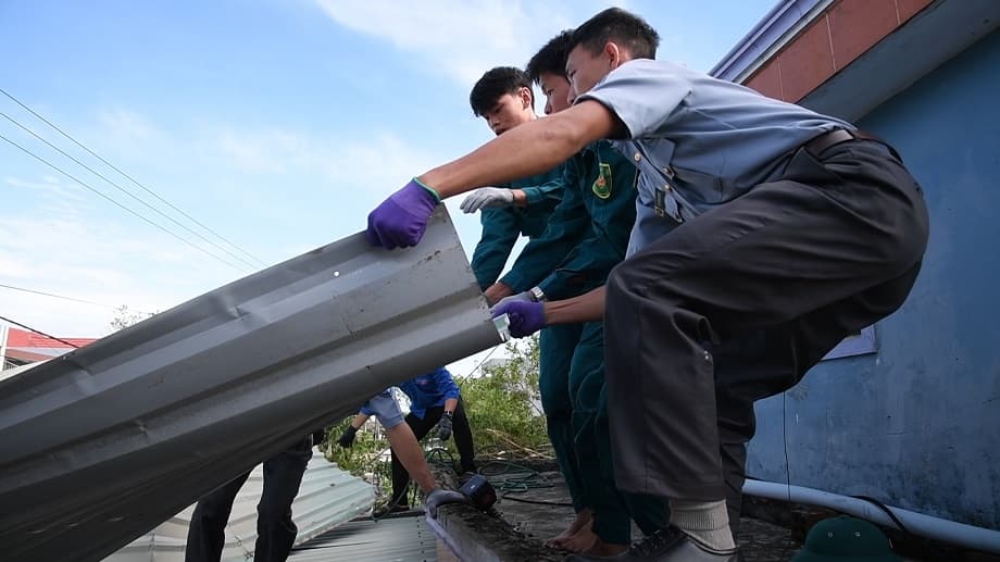 Chi đội Kiểm ngư số 3 giúp dân huyện Núi Thành khắc phục sau bão